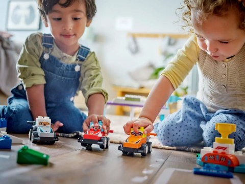 10445 - LEGO DUPLO - Bolidy i kierowcy F1® 10445 - LEGO DUPLO - Bolidy i kierowcy F1®