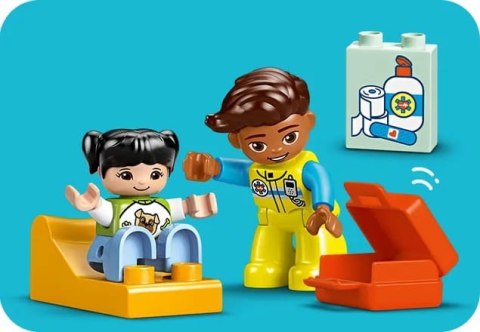 10447 - LEGO DUPLO - Karetka z kierowcą 10447 - LEGO DUPLO - Karetka z kierowcą