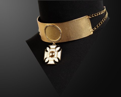 Szeroka obroża z kryształkami Preciosa , z białym krzyżem z kolekcji Vintage (C24/WIN/38AU) Szeroka obroża z kryształkami Preciosa , z białym krzyżem z kolekcji Vintage (C24/WIN/38AU)
